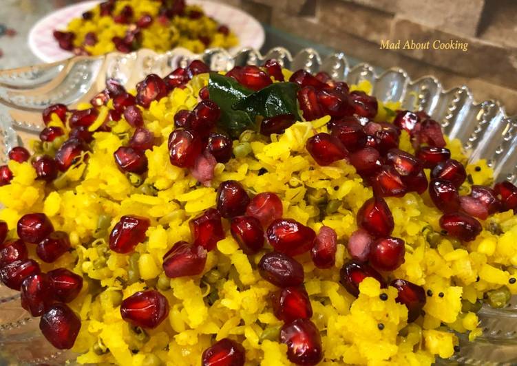 Sprouts Pomegranate Poha – Protein-Rich Breakfast