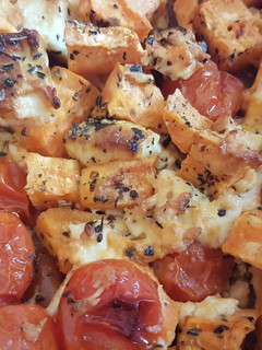 Una foto de Guarnición de boniato, tomates cherry y queso feta