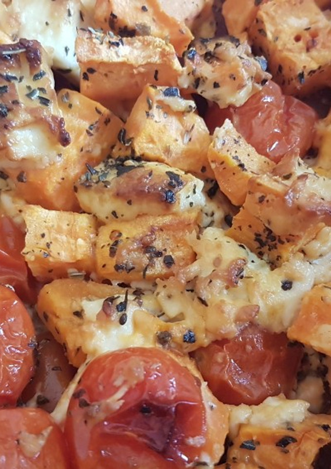 Una foto de Guarnición de boniato, tomates cherry y queso feta