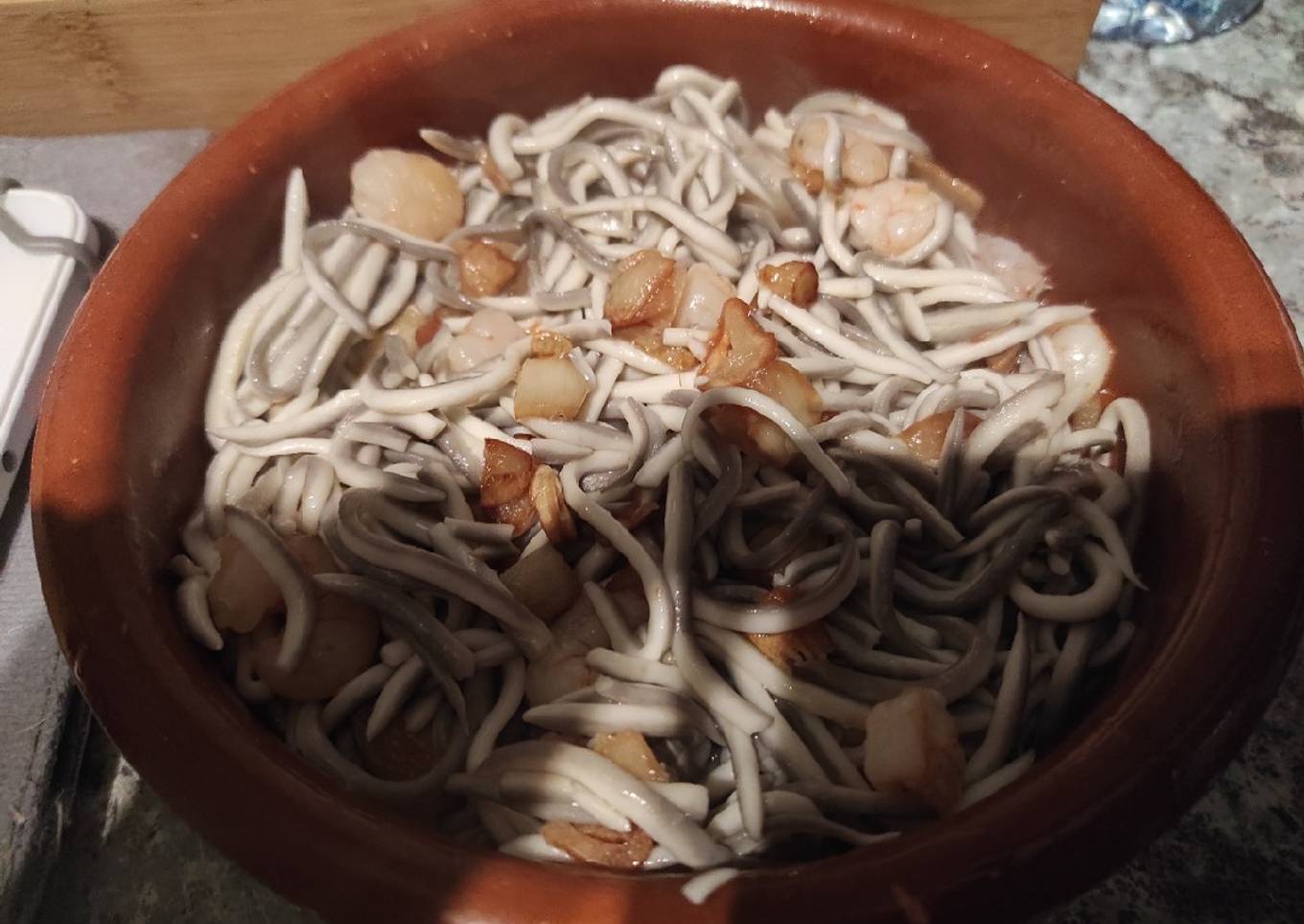 Gulas al ajillo con gambas