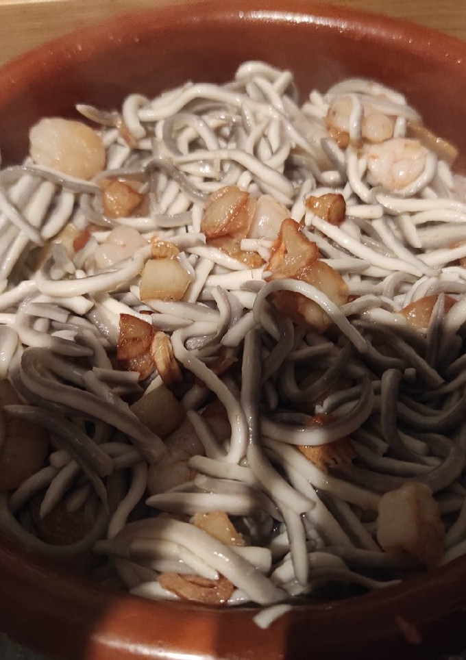 Una foto de Gulas al ajillo con gambas