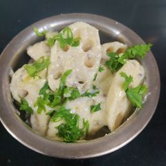 A picture of Nadru Yakhni (Kashmiri Style Lotus Stem in Yogurt).