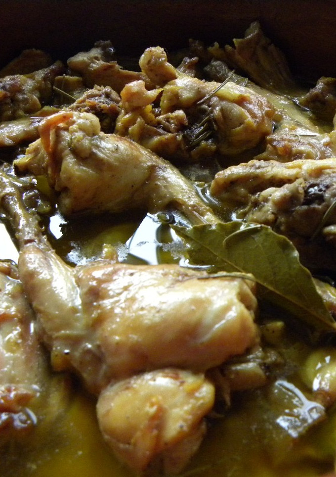 Una foto de Conejo con ajo y romero