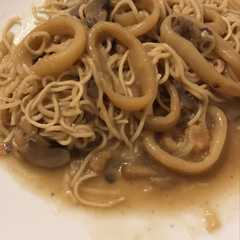 Una foto de Fideos chinos con frutos del mar