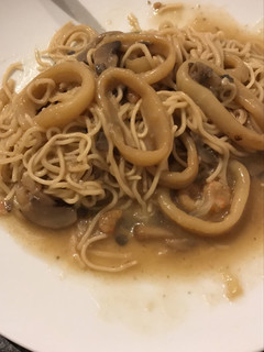 Una foto de Fideos chinos con frutos del mar