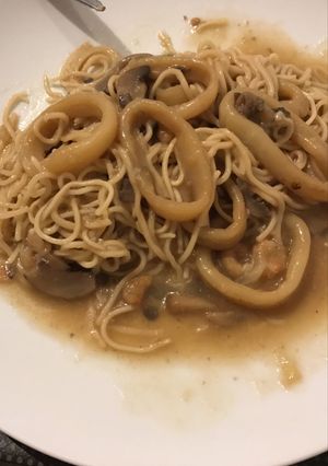 Una foto de Fideos chinos con frutos del mar