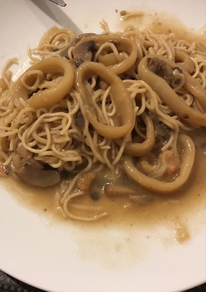 Una foto de Fideos chinos con frutos del mar