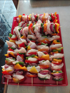 Una foto de Brochetas light pollo y verduras!!! Con puré de batata