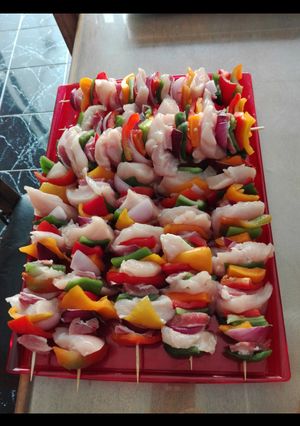 Una foto de Brochetas light pollo y verduras!!! Con puré de batata