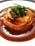 Medalhão de Merluza com Cinta de Bacon,Redução de Balsâmico e Molho de Alcaparras e Cebolinha