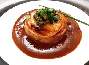 Foto de Medalhão de Merluza com Cinta de Bacon,Redução de Balsâmico e Molho de Alcaparras e Cebolinha