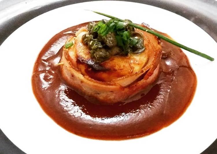 Medalhão de Merluza com Cinta de Bacon,Redução de Balsâmico e Molho de
Alcaparras e Cebolinha - Tudogosreceitas