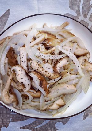 蒜香奶油炒香菇 的食譜成品照片