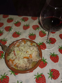 Una foto de Conejo con arroz y verduras