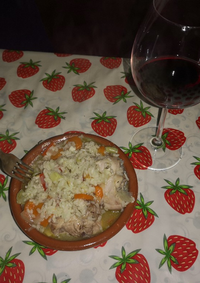 Una foto de Conejo con arroz y verduras