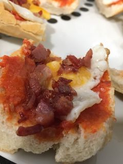 Una foto de Huevos de codorniz con crujiente de jamón frito y base de sobreasada