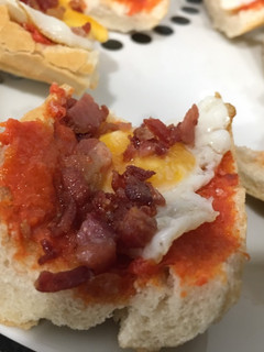 Una foto de Huevos de codorniz con crujiente de jamón frito y base de sobreasada