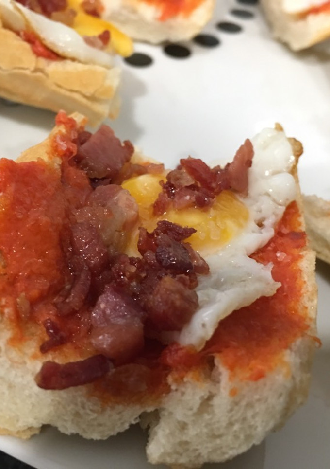 Una foto de Huevos de codorniz con crujiente de jamón frito y base de sobreasada
