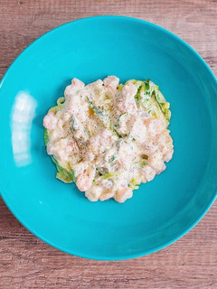 Una foto de Spaguetis de calabacín con gambas y salsa de queso