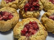 Una foto de galletas de frutillas