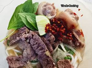 Hình của món Bún Bò Huế với gói gia vị nêm sẵn/ Vietnam Beef Noodle homemade.