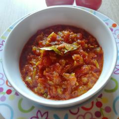 A picture of Tomato and onion curry.