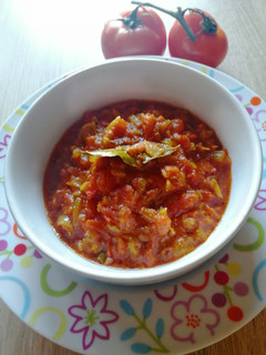 A picture of Tomato and onion curry.