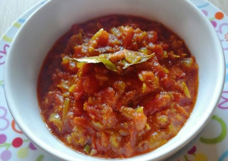 Tomato and onion curry