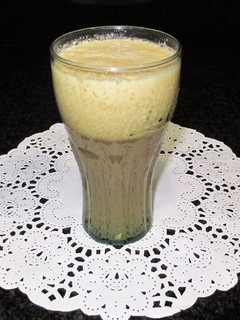 Una foto de Licuado de pera con endibia y pencas de apio