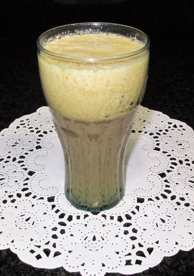 Una foto de Licuado de pera con endibia y pencas de apio
