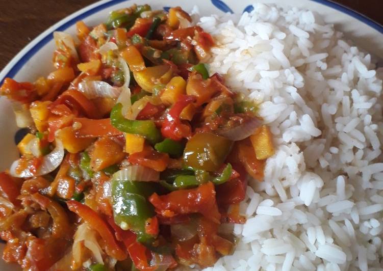 White rice and pepper sauce