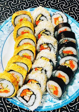 Hình của món CƠM CUỘN HÀN QUỐC 🍙.