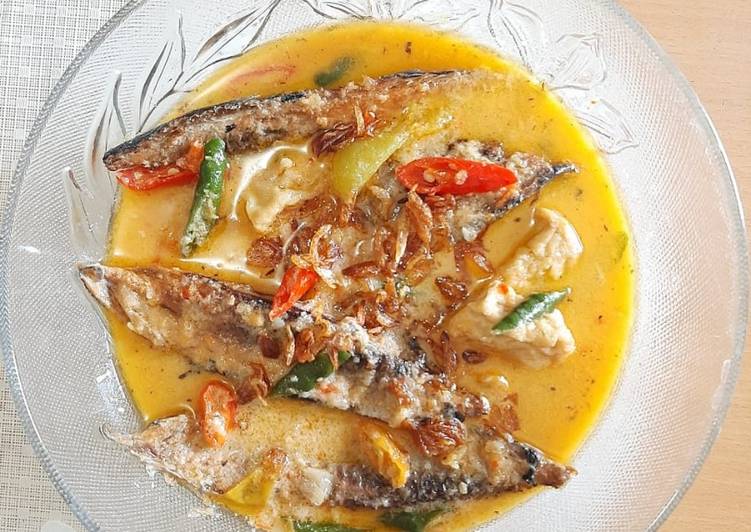 Ikan tongkol mangut (ikan masak santan)