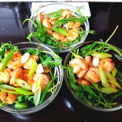 A picture of My Garlic & Sweet Chilli prawns on a Wild Rocket bed 🤗.