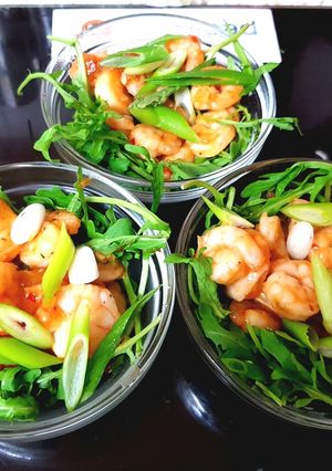 A picture of My Garlic & Sweet Chilli prawns on a Wild Rocket bed 🤗.