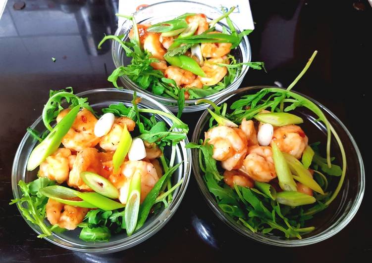 My Garlic & Sweet Chilli prawns on a Wild Rocket bed π€