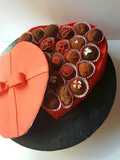 Caja-tarta de bombones con bizcocho red-velvet y fondant