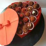 Caja-tarta de bombones con bizcocho red-velvet y fondant