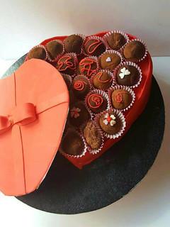 Una foto de Caja-tarta de bombones con bizcocho red-velvet y fondant