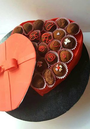 Una foto de Caja-tarta de bombones con bizcocho red-velvet y fondant