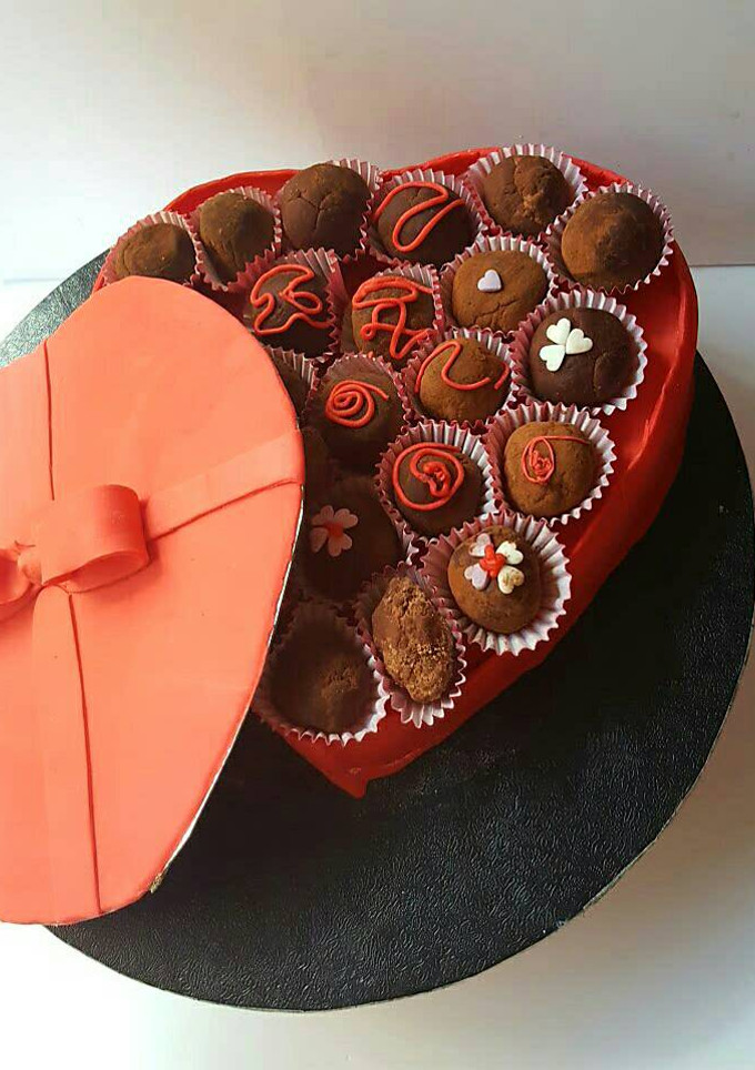 Una foto de Caja-tarta de bombones con bizcocho red-velvet y fondant