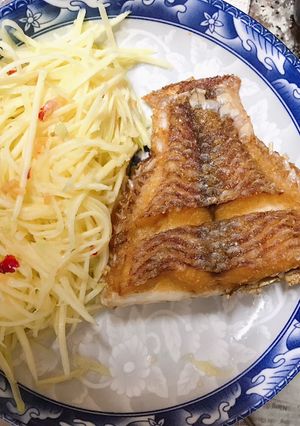 Hình của món Cá điêu hồng chiên cặp xoài bằm.