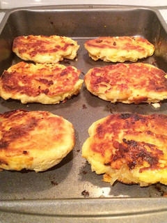 Una foto de Papas rellenas de cebolla caramelizada y queso mantecoso al horno