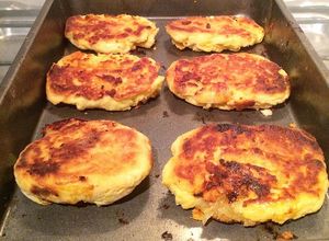 Una foto de Papas rellenas de cebolla caramelizada y queso mantecoso al horno