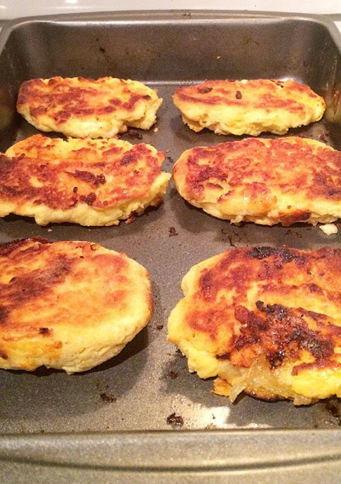 Una foto de Papas rellenas de cebolla caramelizada y queso mantecoso al horno