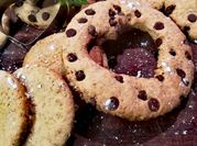 Una foto di biscotti con farina integrale