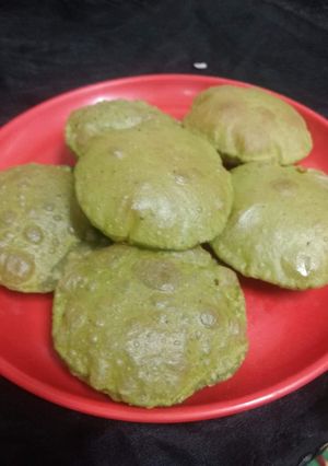 मध्य प्रदेश की पालक पूरी (Madhya Pradesh ki palak puri recipe in hindi) रेसिपी मुख्य फोटो