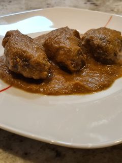 Una foto de Carrilleras ibéricas en salsa de manzana y frutos secos