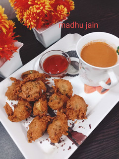 व्रत के चटपटे कुट्टू के पकौड़े (vrat ke chatpate kuttu ke pakode recipe in Hindi) रेसिपी मुख्य फोटो