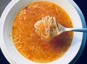 Una foto de Sopa de verduras 🥕🍅